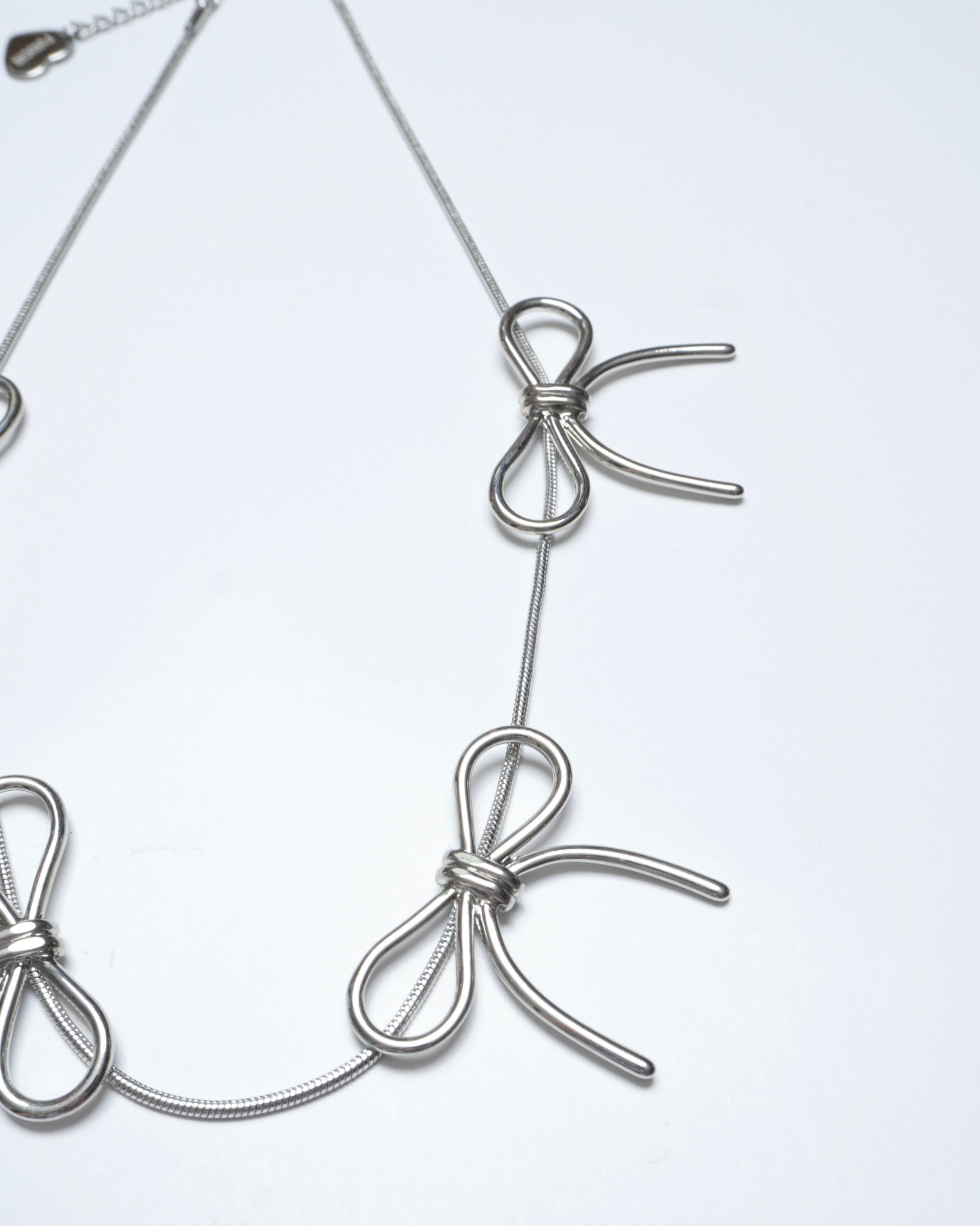 SILVER RIBBON NECKLACE