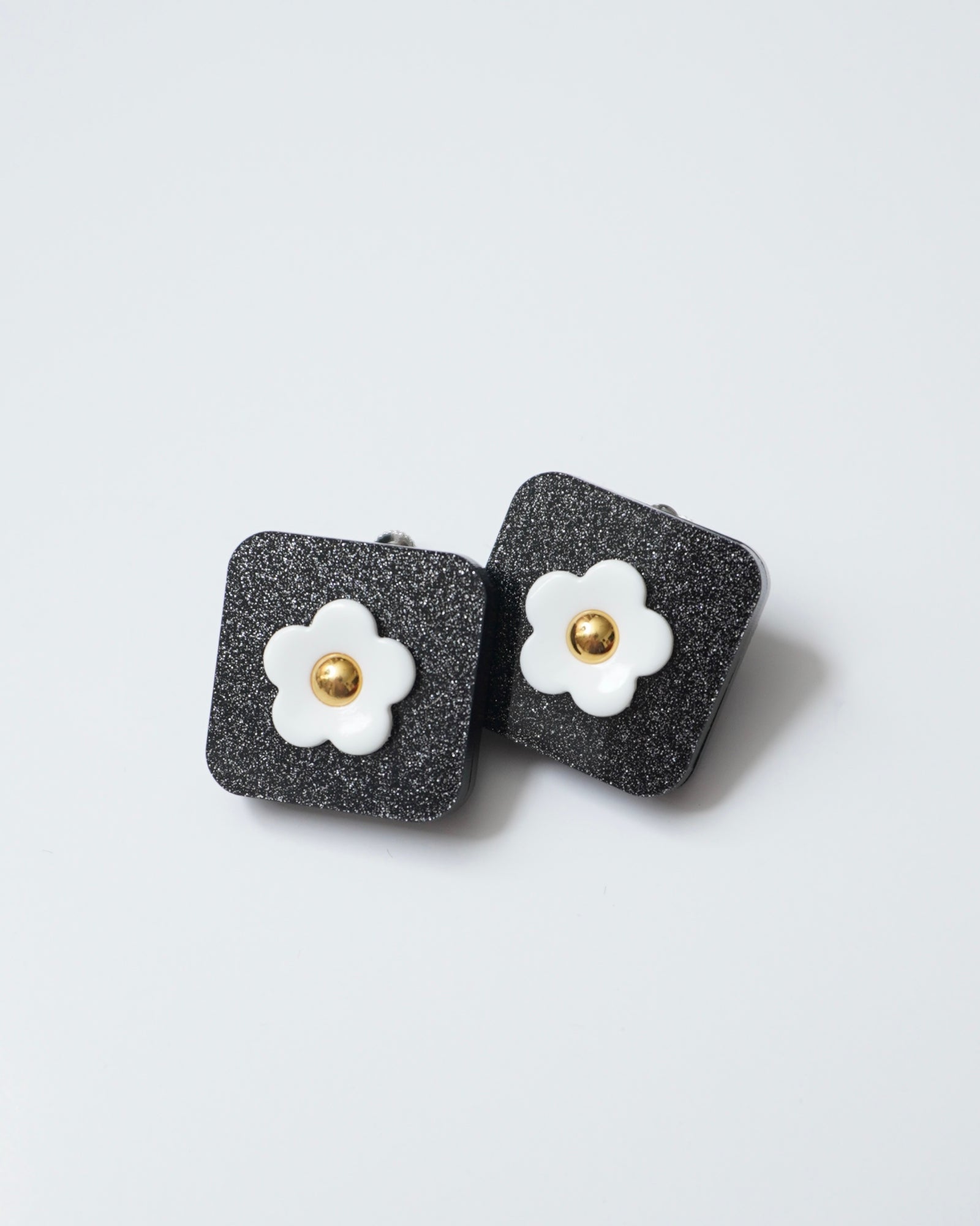 SQUARE FLOWER EARRING / PIERCE
