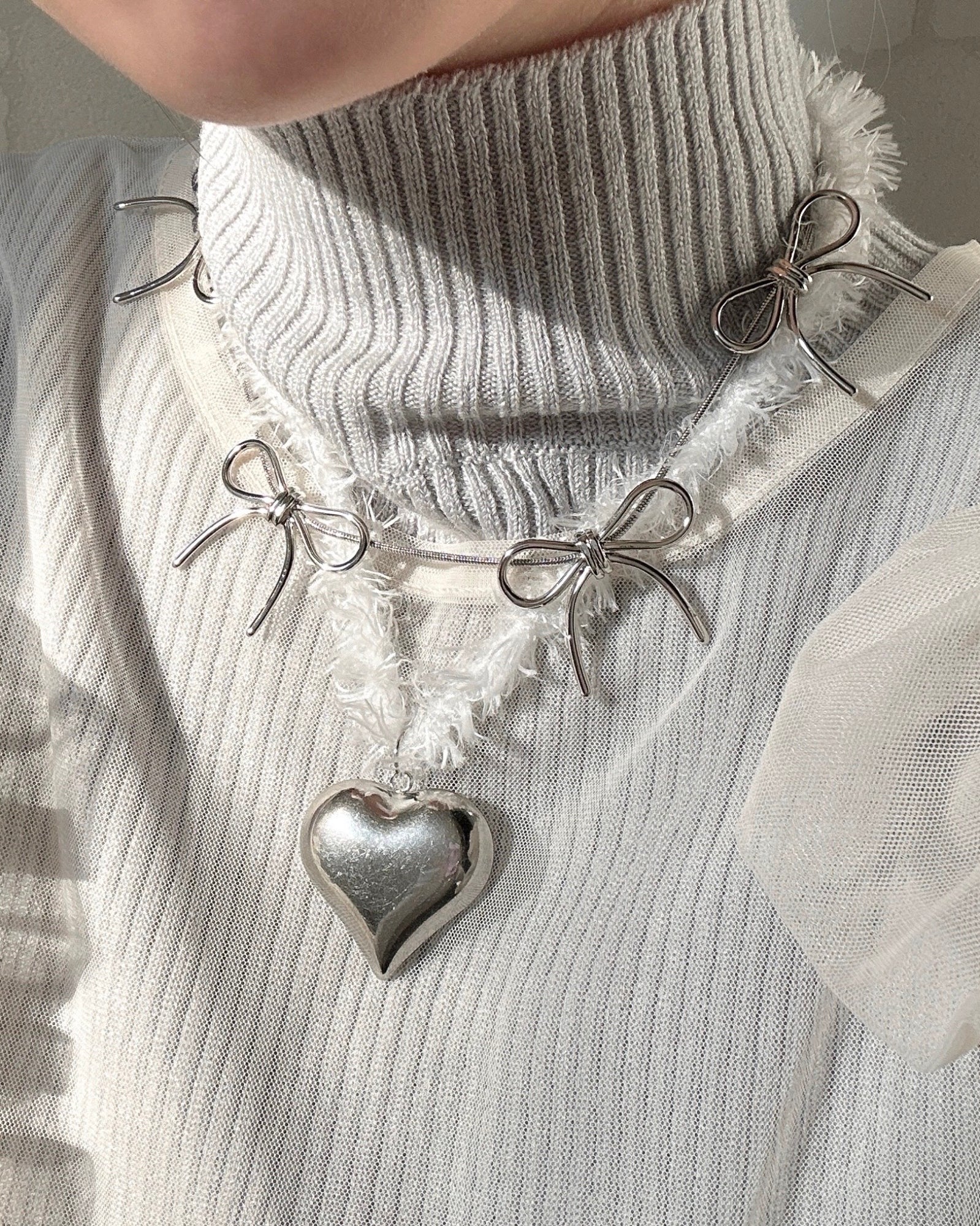 SILVER RIBBON NECKLACE