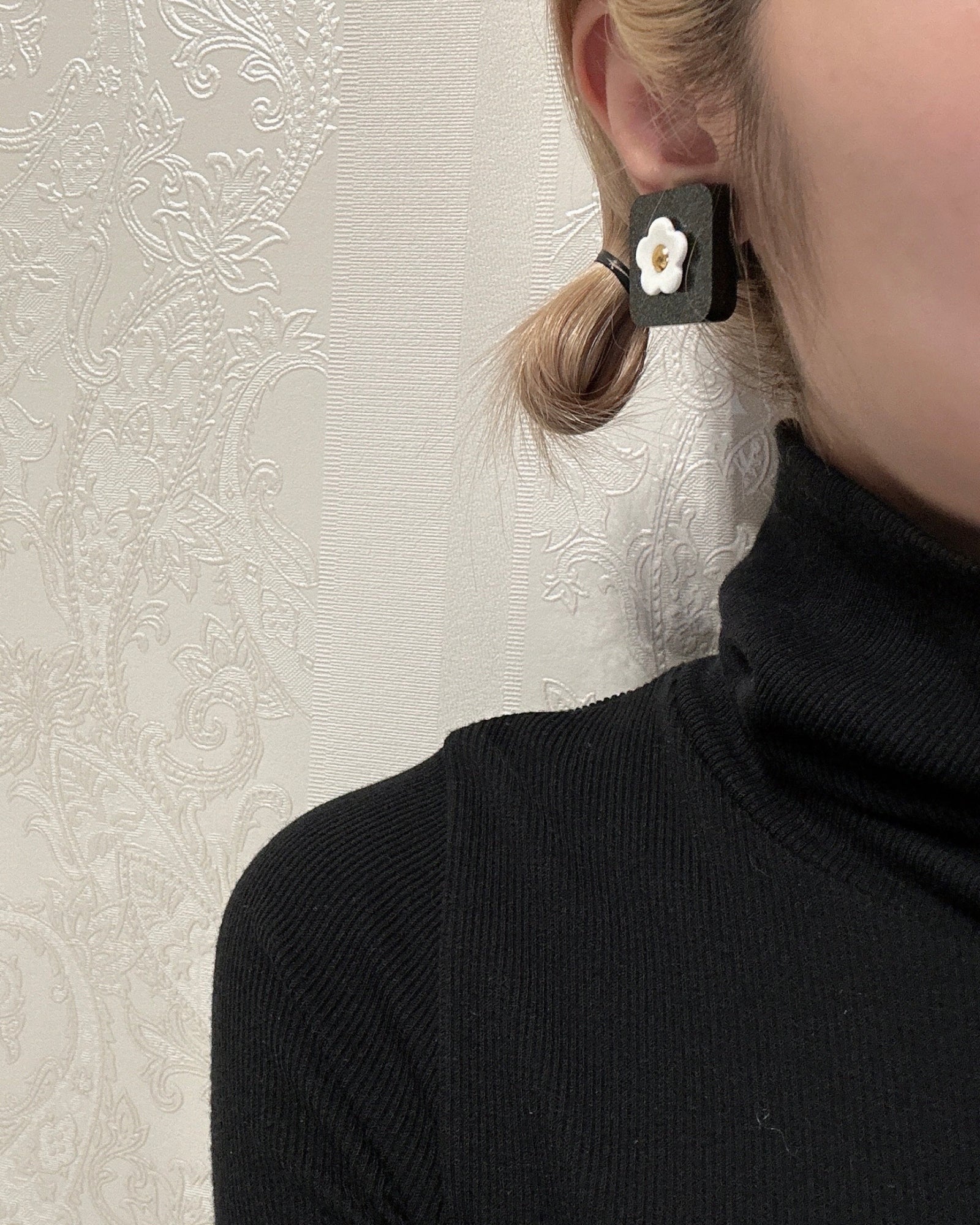 SQUARE FLOWER EARRING / PIERCE